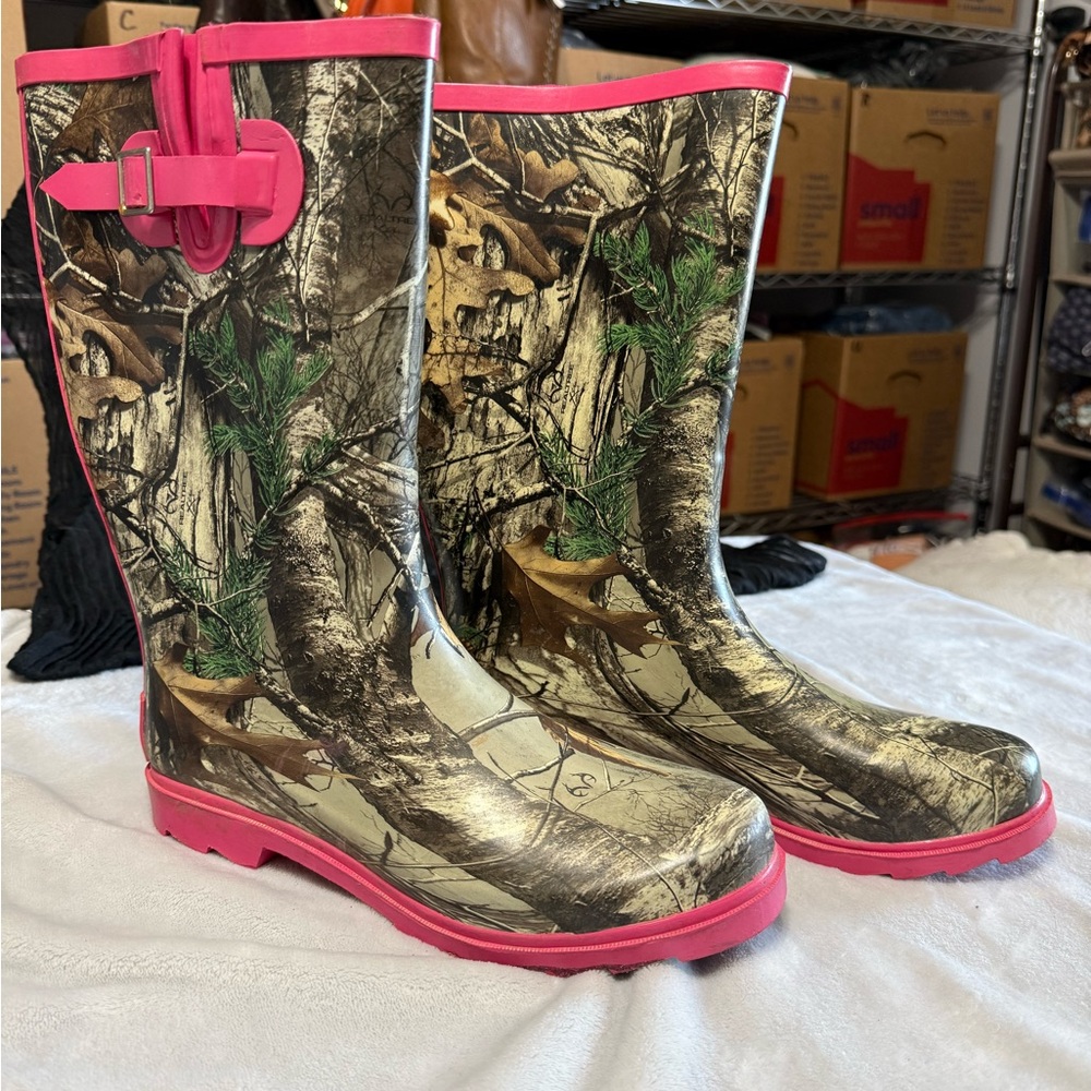 Camo Rain Boots with Pink Accents - Picture 6 of 6